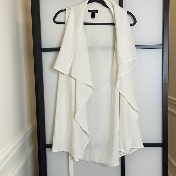 No sleeve fancy white jacket - Picture 2 of 3